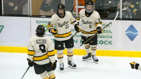 Huskies hockey opens season with victory over Minnesota